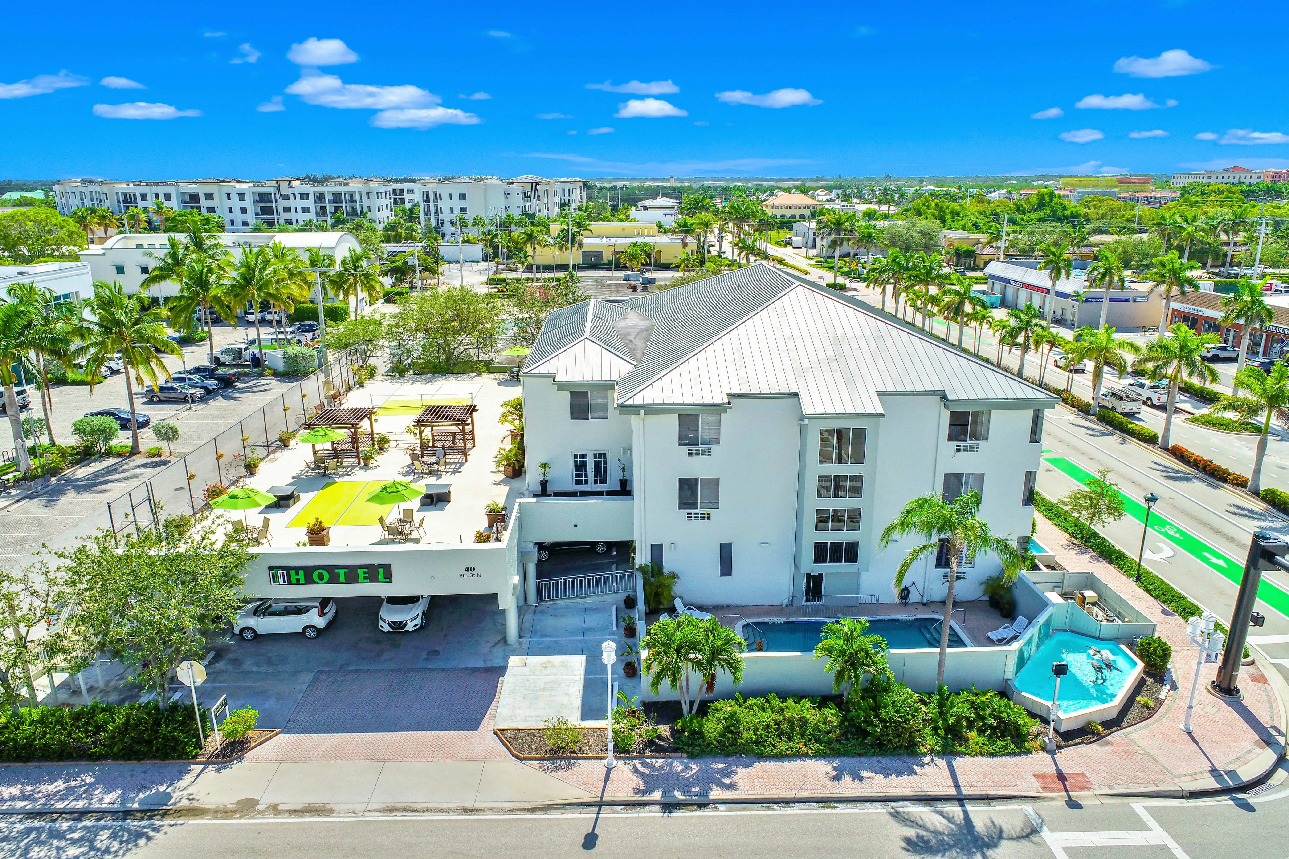 Naples Park Central Hotel Exterior